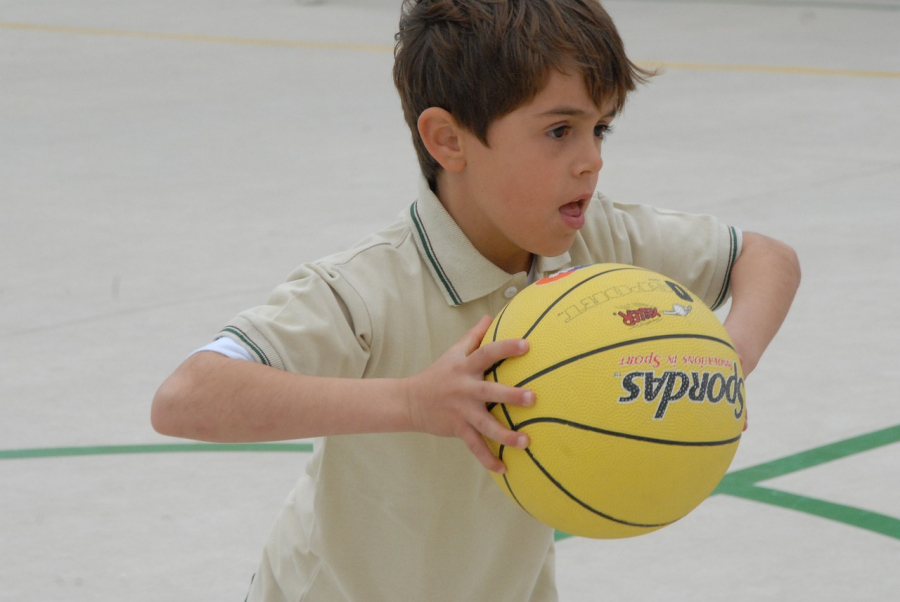 enfant jouant au basket
